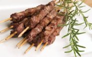 Dove mangiare gli arrosticini a Milano: lo street food di moda