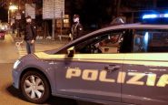 uomo armato di coltello minaccia poliziotti