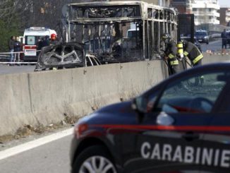 bus incendiato milano