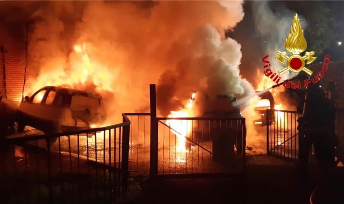 Incendio nel parcheggio di un asilo a Milano: auto distrutte dalle fiamme