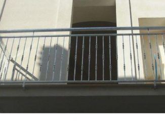 Bimba cade dal balcone Milano