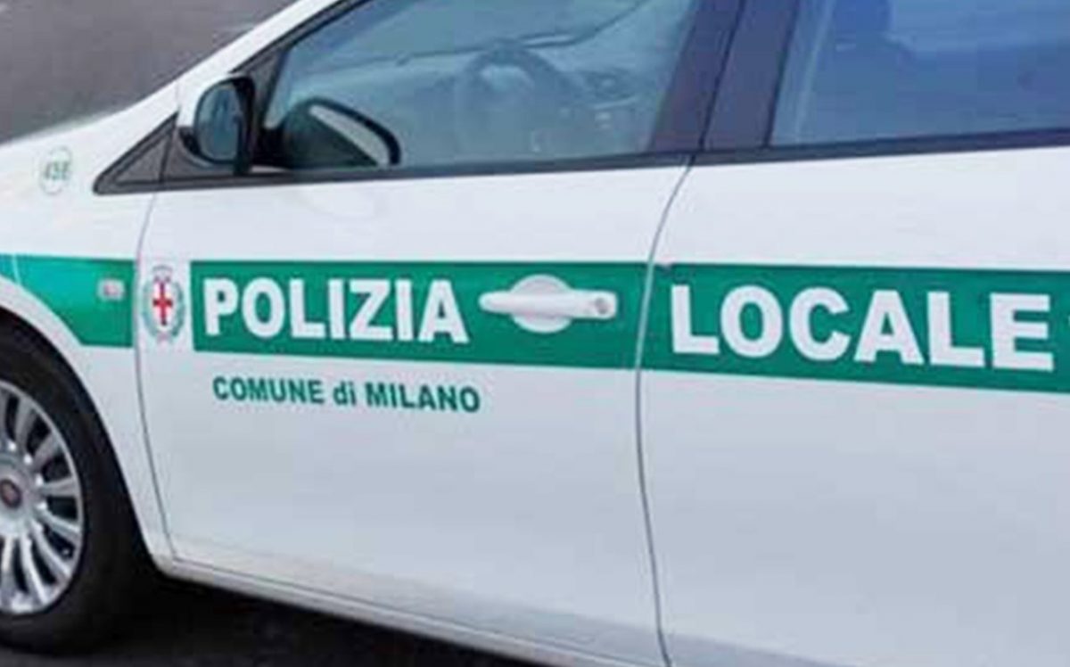 Incidente stradale a Milano: automobile finisce contro mezzo pubblico