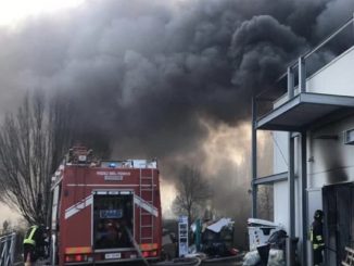 Incendio ad Abbiategrasso: magazzino Acqua e Sapone in fiamme