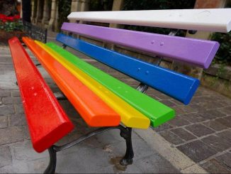 Panchine arcobaleno: il gesto di Milano contro l’omotransofobia
