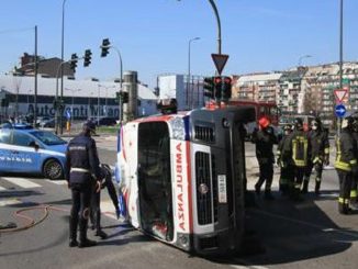 Incidente a Milano: si ribalta un'ambulanza