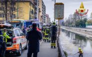 fuga dalla polizia si getta nel naviglio