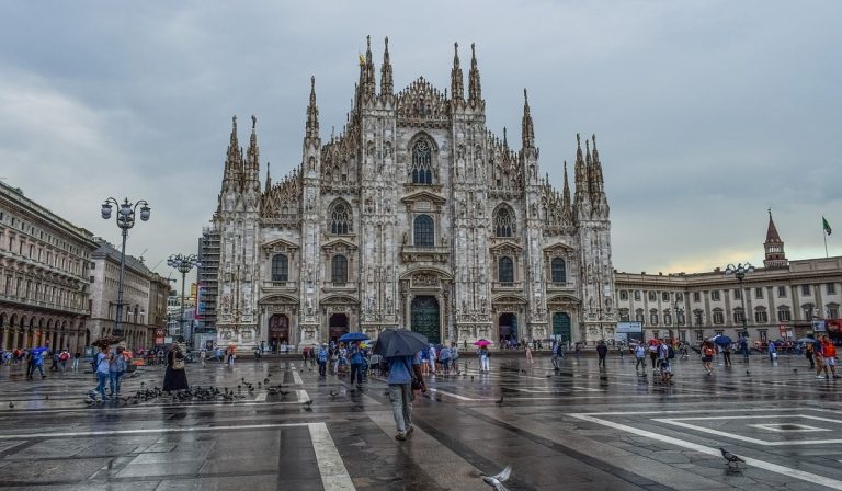 Coronavirus, loghi per i quartieri di Milano come brand famosi