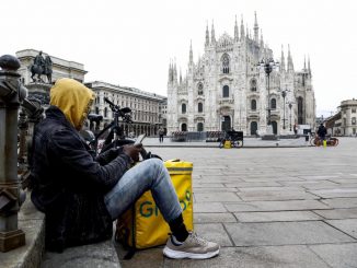 Coronavirus, guanti e mascherine per i rider di Milano