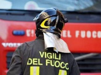 Fulmine incendia un tetto a Milano: palazzina evacuata nella notte