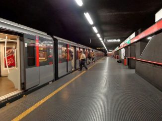 Milano, metro rossa ferma