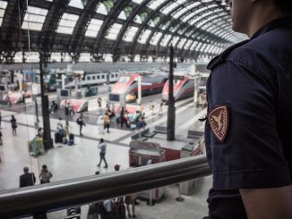 Milano poliziotto eroe salva vita ad anziano
