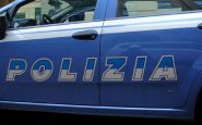 poliziotto prende a schiaffi