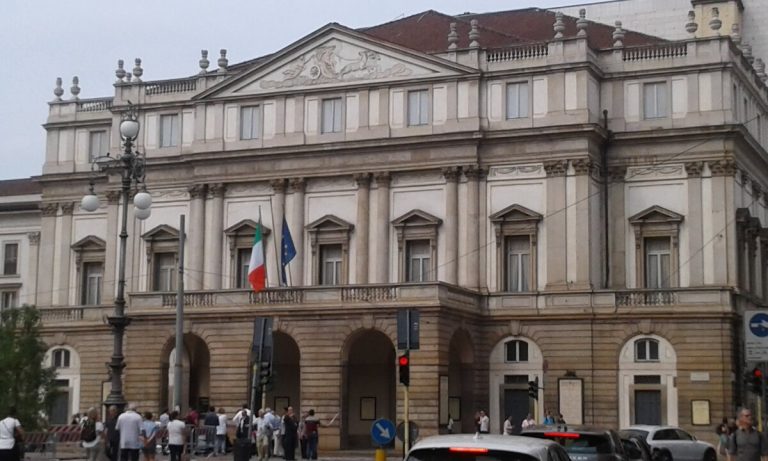 Milano, Piazza della Scala: targa per i pionieri delle unioni civili
