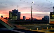Stamattina Milano si è svegliata con una spettacolare alba rosa