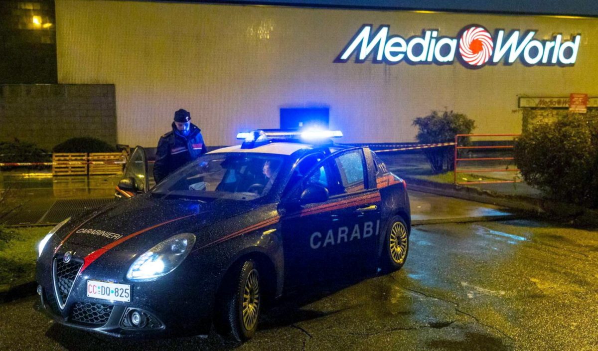 Cede la grata di un centro commerciale, due uomini gravemente feriti