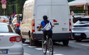 Migliaia di multe a Milano ad auto e scooter sulle piste ciclabili