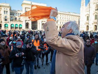Gilet arancioni in piazza Duomo, ma è flop per il generale Pappalardo