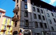 Milano, palazzo liberty tinto di nero: insorge il quartiere