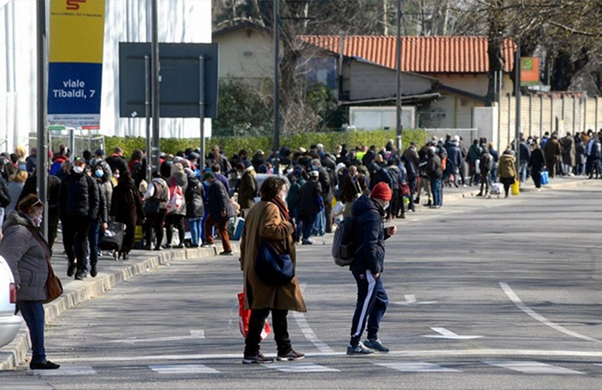 Pane Quotidiano, a Milano centinaia di persone in fila per un aiuto