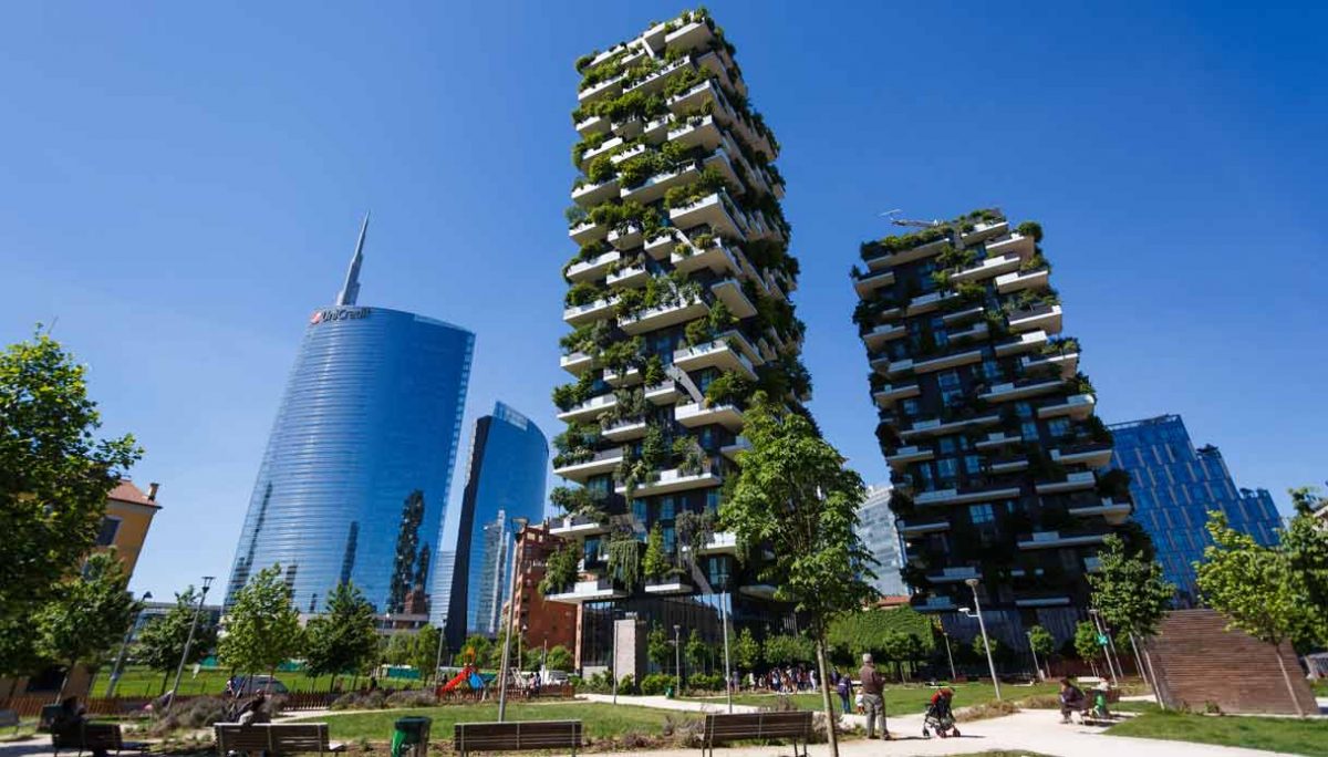 Covid, uffici deserti a Milano: i dipendenti tornano in smart working