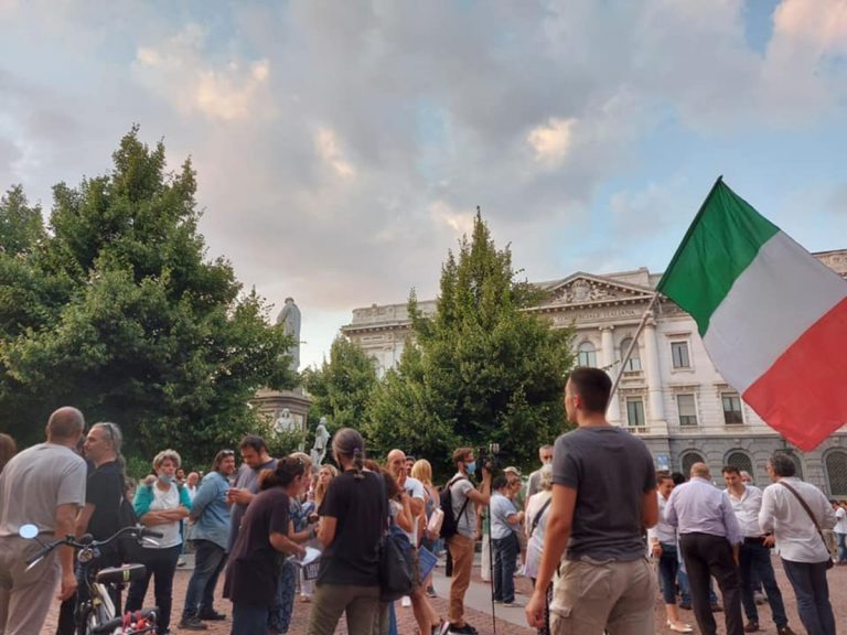 Manifestazione piazza Scala