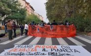 Gli studenti protestano per il clima: a Milano traffico bloccato e scontri con le forze dell’ordine