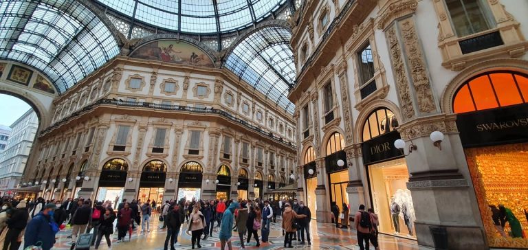 Shopping natalizio, Milano