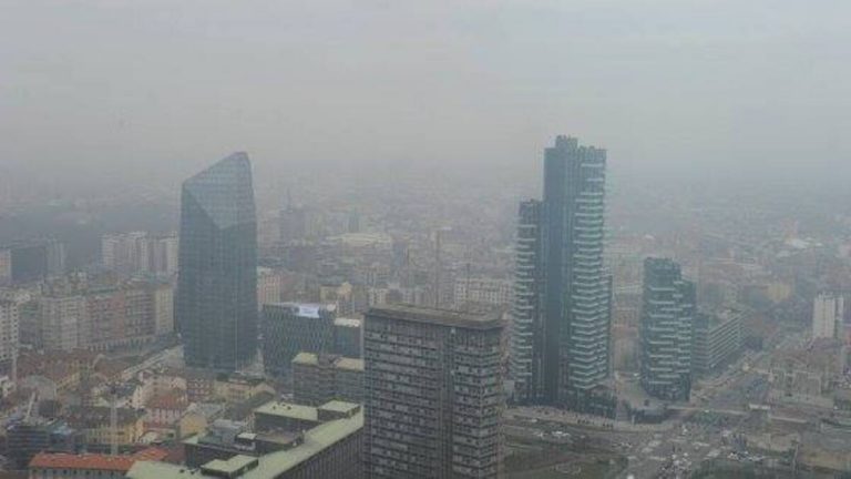 25 giorni da bollino rosso a Milano: inquinamento record