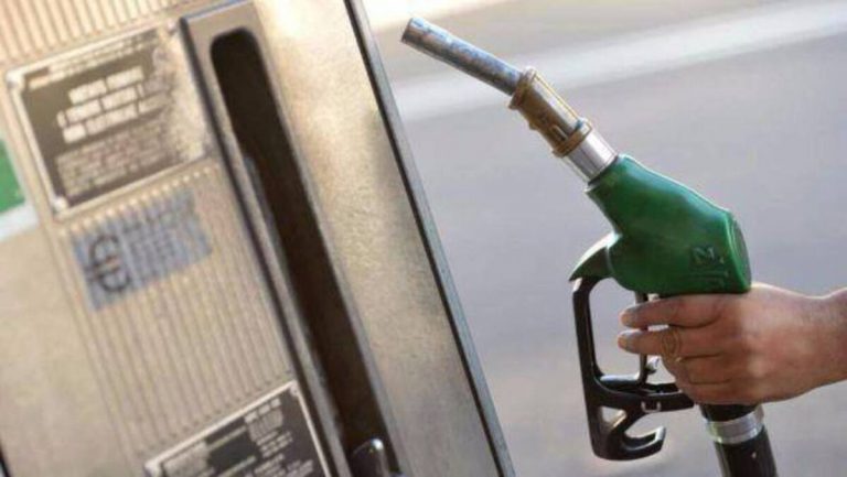 Prezzi carburanti Milano: il nuovo rincaro vanifica i tagli
