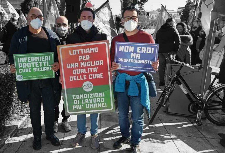 La protesta degli infermieri davanti alla sede di Regione Lombardia: ecco cos'è successo