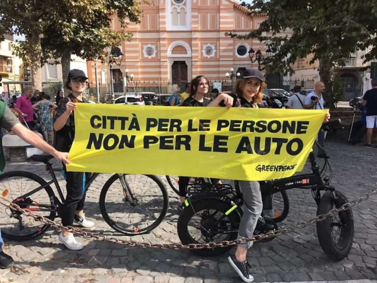 Greenpeace contro l'inquinamento di Milano: "Sala, möves"