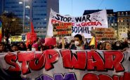 Guerra in Ucraina, in migliaia al corteo dell'8 marzo: 'Stop war'