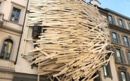 Sui palazzi di Milano sono comparsi nidi di legno: l'installazione artistica