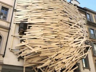 Sui palazzi di Milano sono comparsi nidi di legno: l'installazione artistica