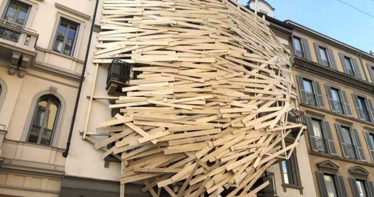 Sui palazzi di Milano sono comparsi nidi di legno: l'installazione artistica