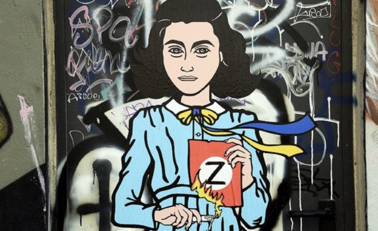 Nuova opera di street art a Milano: Anna Frank brucia la 'Z' di Putin