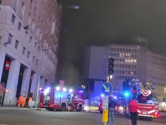 Incendio a San Babila: fiamme e blackout in centro a Milano
