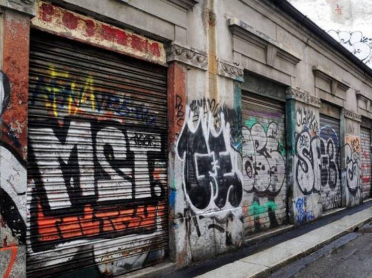 Covid, scomparsi 900 negozi a Milano: il cibo salva il commercio