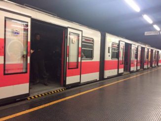 Linea M1, metro rossa bloccata per guasto agli impianti: cos'è successo