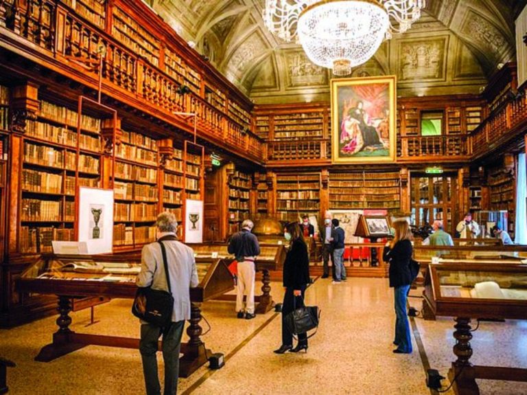 Alla Biblioteca Braidense apre lo studiolo di Umberto Eco: disponibili 1.300 titoli