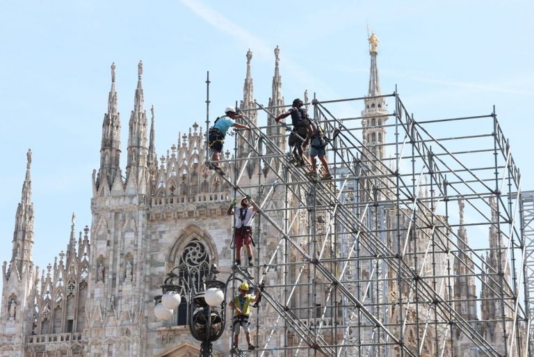 Concerto Radio Italia, montato il mega palco in piazza Duomo
