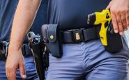 Taser alla polizia locale in Lombardia: arriva il divieto della Consulta