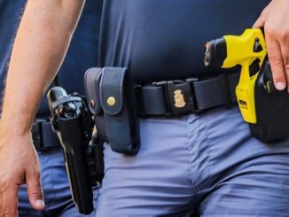 Taser alla polizia locale in Lombardia: arriva il divieto della Consulta