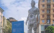 Perché è apparsa una statua di Gianluca Vacchi a Milano?