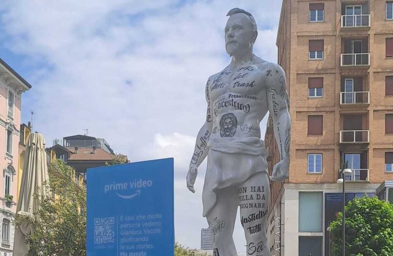 Perché è apparsa una statua di Gianluca Vacchi a Milano?