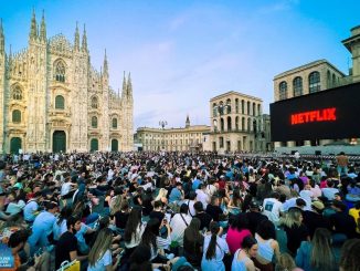 Stranger Things 4: migliaia di persone in piazza Duomo per l'anteprima