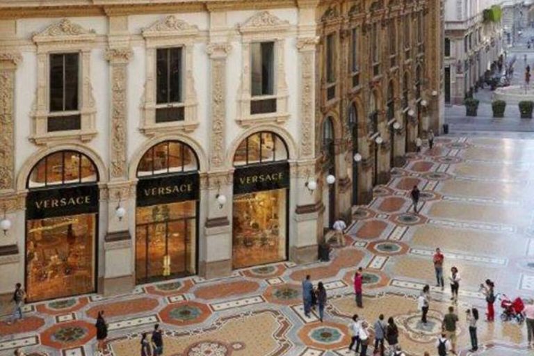 Il Comune dovrà risarcire Versace per mancato rinnovo del contratto in Galleria
