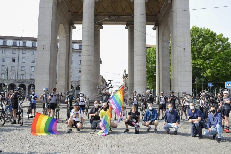 Milano Pride 2022, il Pirellone si illumina d'arcobaleno per il 2 luglio