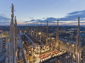 Uomo scala il Duomo per farsi un selfie con la Madonnina: denunciato