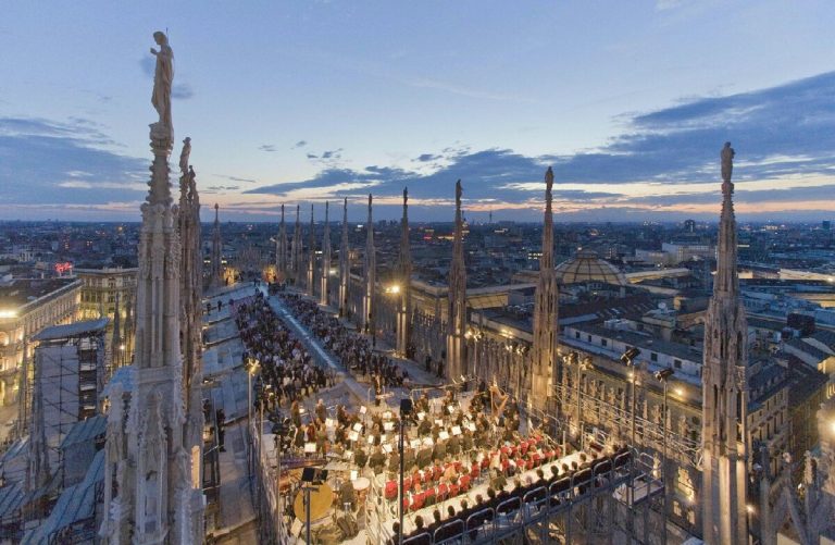 Uomo scala il Duomo per farsi un selfie con la Madonnina: denunciato